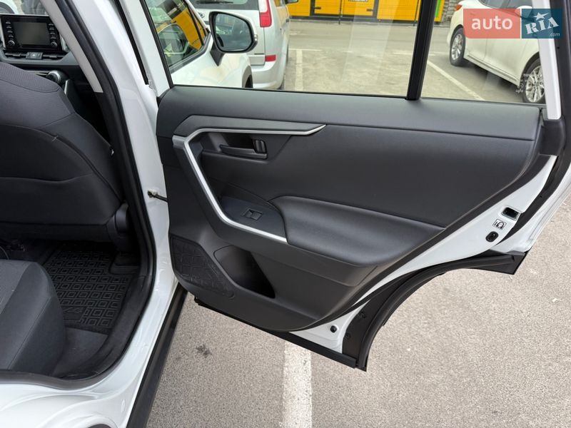 Внедорожник / Кроссовер Toyota RAV4 2021 в Киеве
