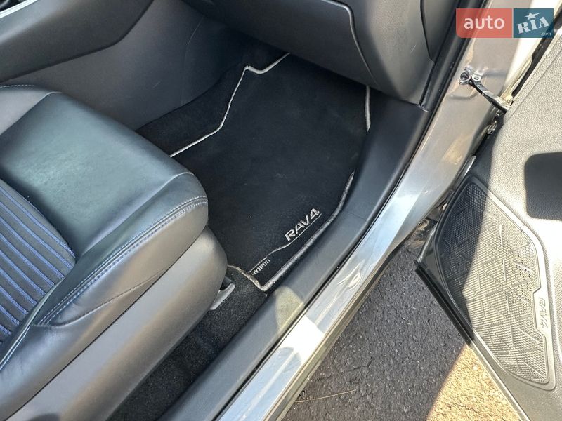 Внедорожник / Кроссовер Toyota RAV4 2019 в Киеве