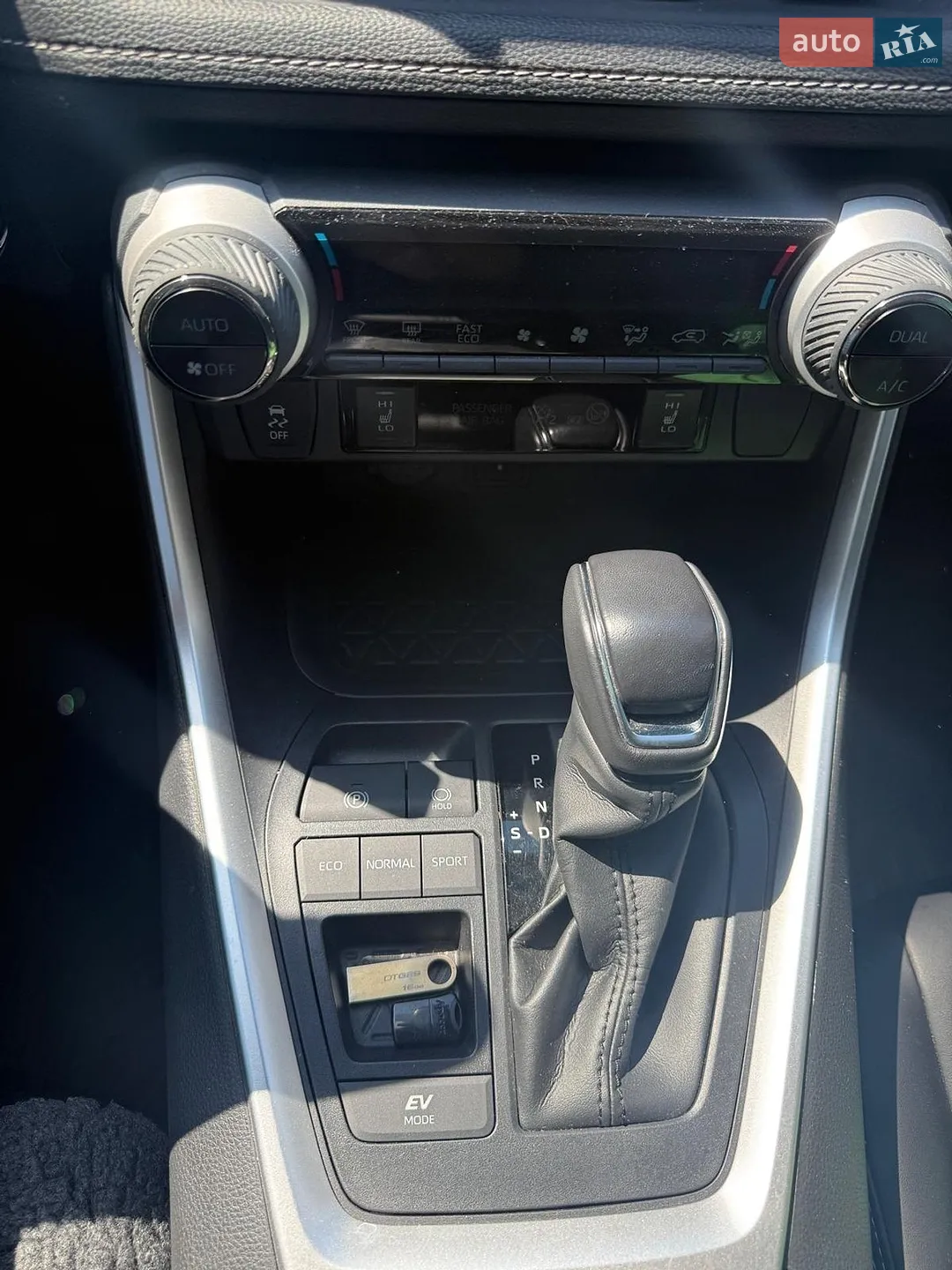 2022 Toyota RAV 4 - мініатюра 10