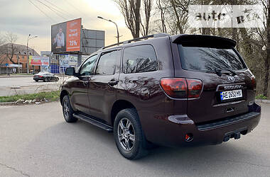 Внедорожник / Кроссовер Toyota Sequoia 2015 в Кривом Роге