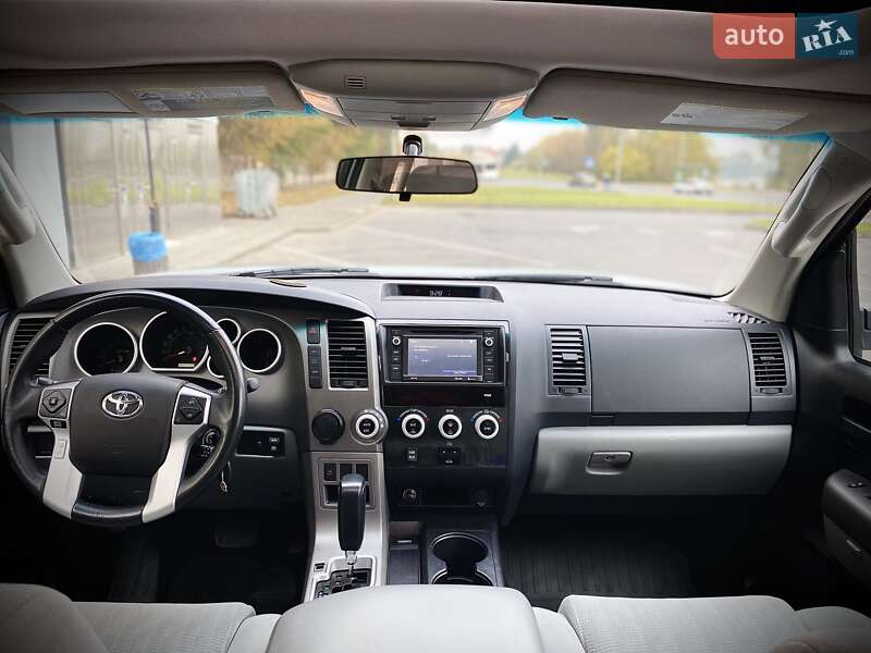 Внедорожник / Кроссовер Toyota Sequoia 2017 в Виннице
