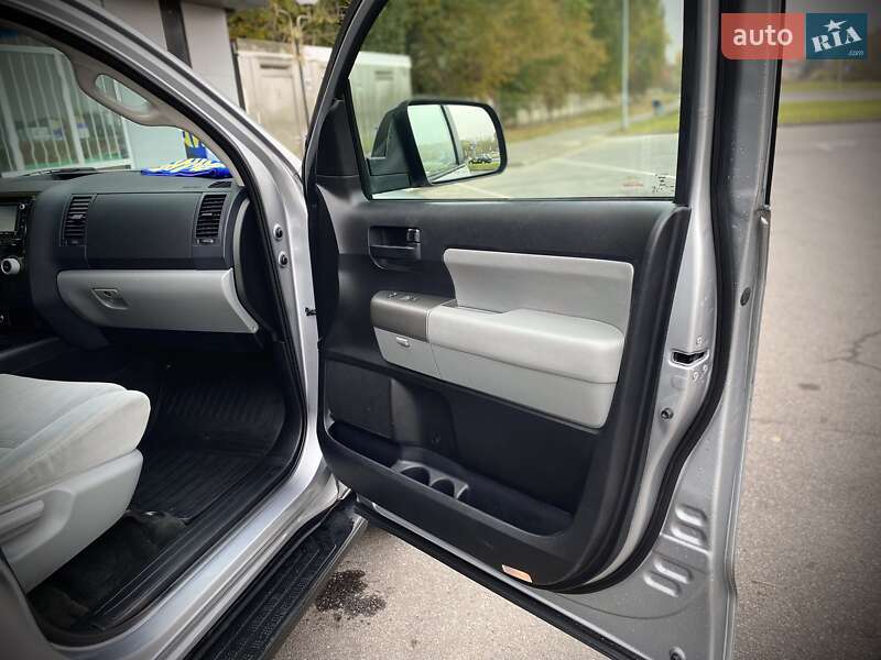Внедорожник / Кроссовер Toyota Sequoia 2017 в Виннице