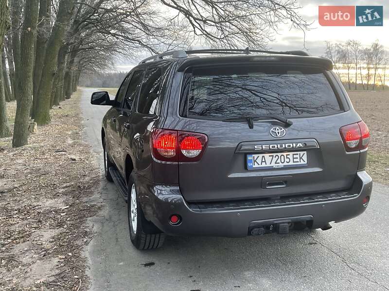 Внедорожник / Кроссовер Toyota Sequoia 2017 в Киеве