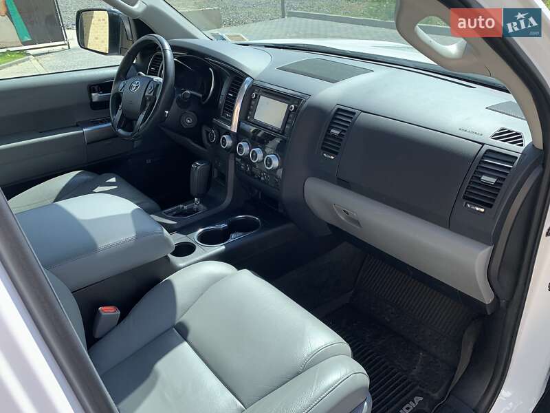 Позашляховик / Кросовер Toyota Sequoia 2017 в Хмельницькому