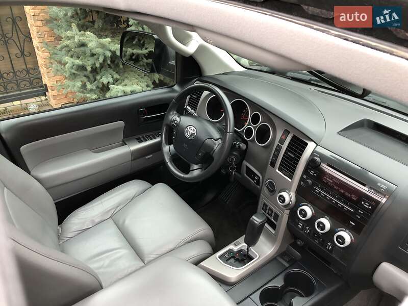 Внедорожник / Кроссовер Toyota Sequoia 2012 в Киеве