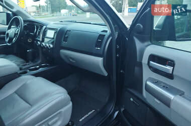 Позашляховик / Кросовер Toyota Sequoia 2017 в Луцьку