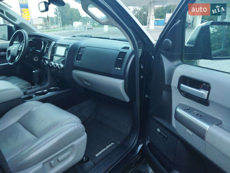 Внедорожник / Кроссовер Toyota Sequoia 2017 в Луцке