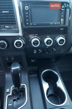 Позашляховик / Кросовер Toyota Sequoia 2017 в Луцьку
