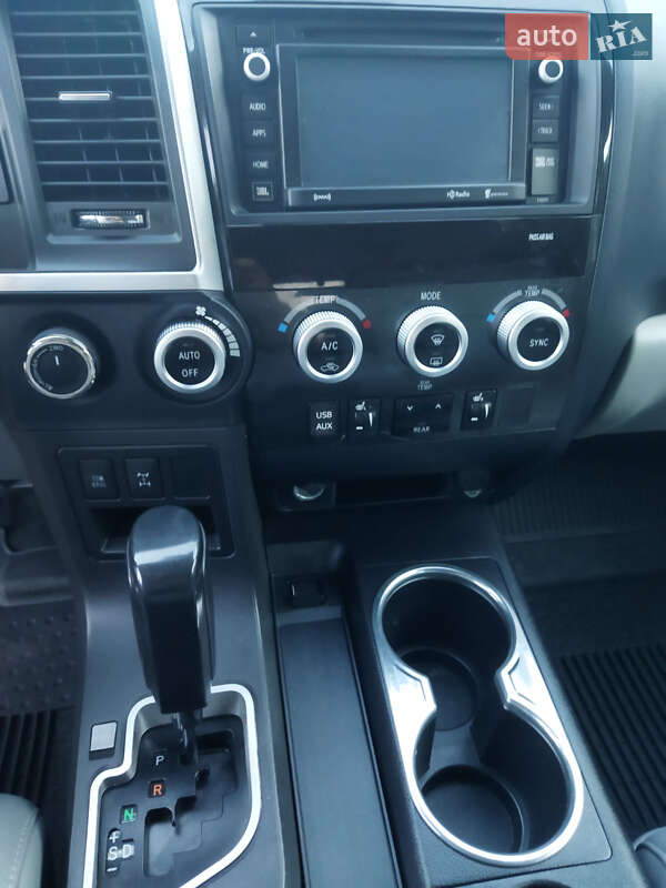 Внедорожник / Кроссовер Toyota Sequoia 2017 в Луцке