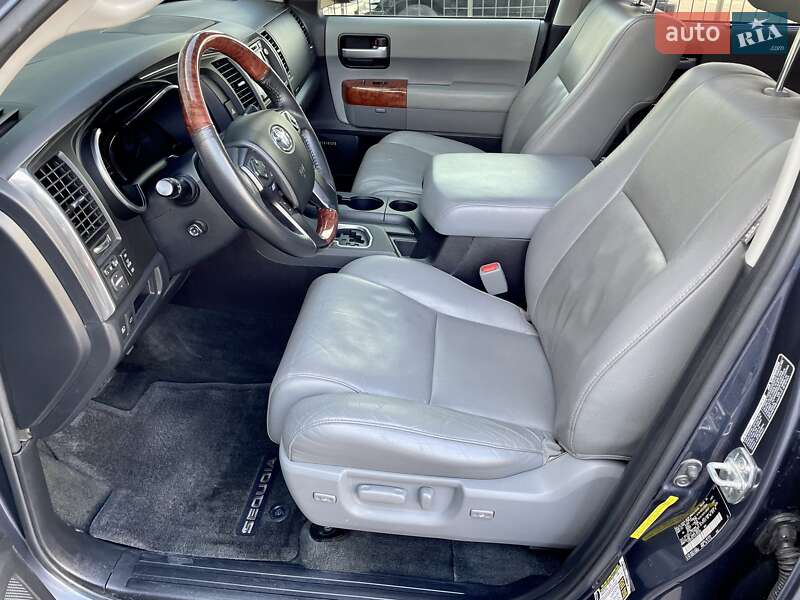 Внедорожник / Кроссовер Toyota Sequoia 2017 в Одессе