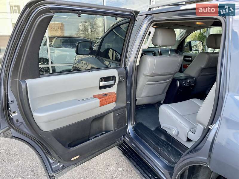 Внедорожник / Кроссовер Toyota Sequoia 2017 в Одессе