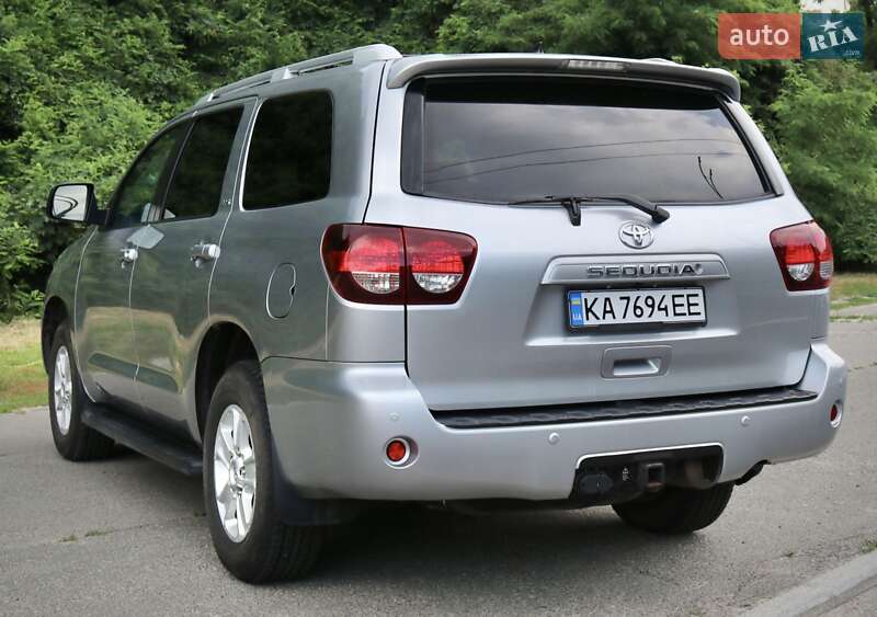 Внедорожник / Кроссовер Toyota Sequoia 2017 в Киеве