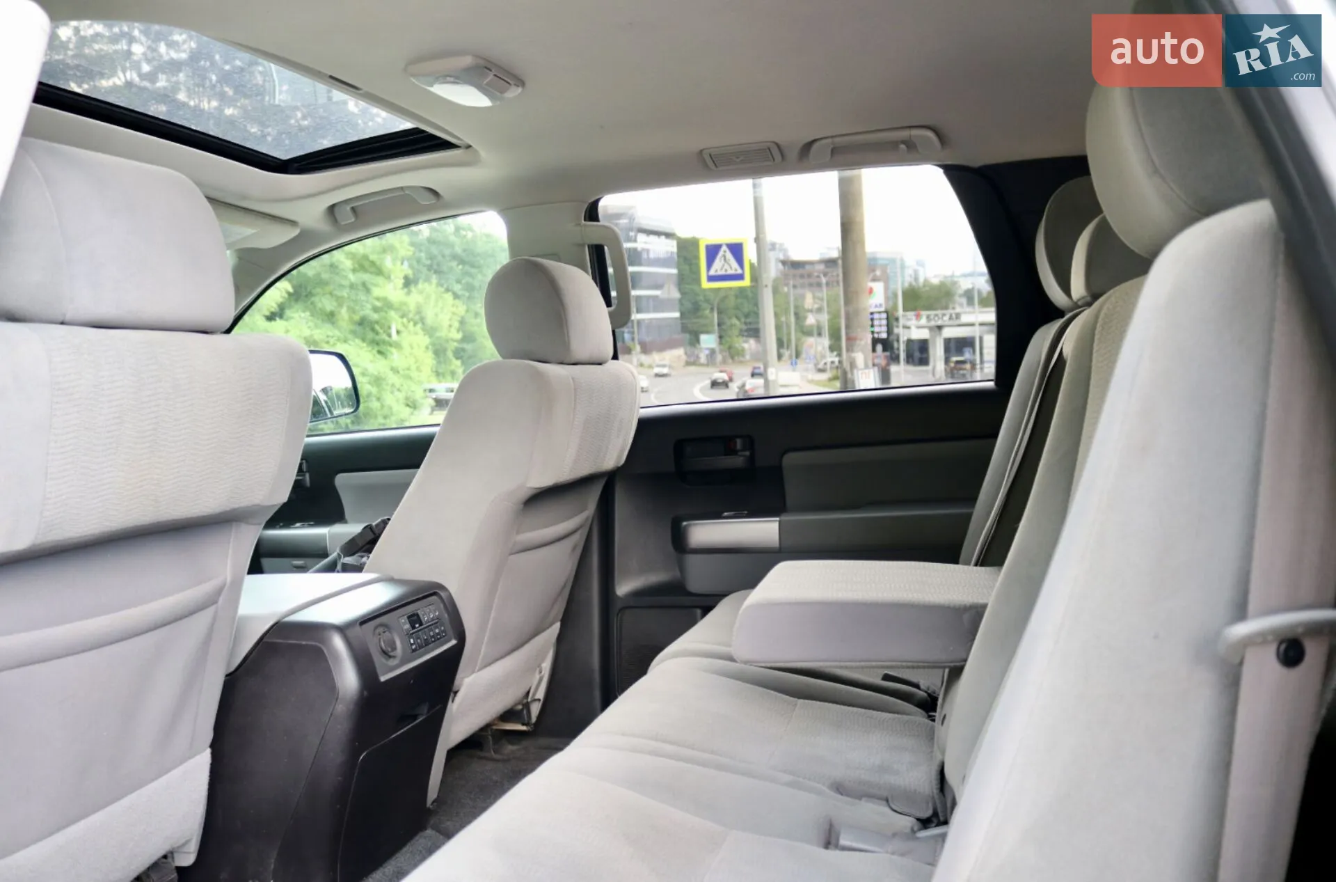 2017 Toyota Sequoia - мініатюра 20