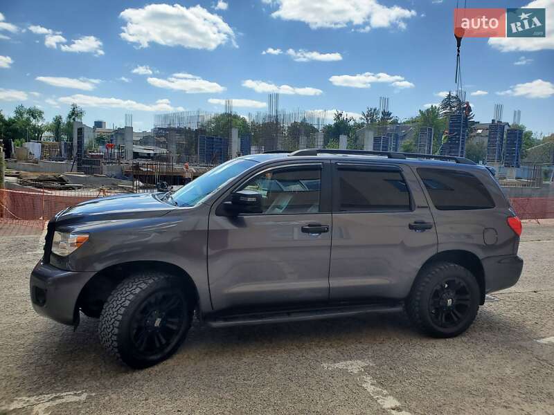 Внедорожник / Кроссовер Toyota Sequoia 2017 в Львове
