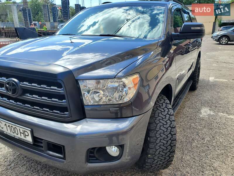 Внедорожник / Кроссовер Toyota Sequoia 2017 в Львове