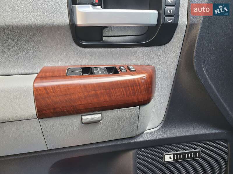 Внедорожник / Кроссовер Toyota Sequoia 2017 в Львове