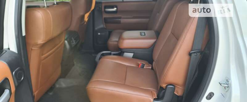 Внедорожник / Кроссовер Toyota Sequoia 2016 в Киеве