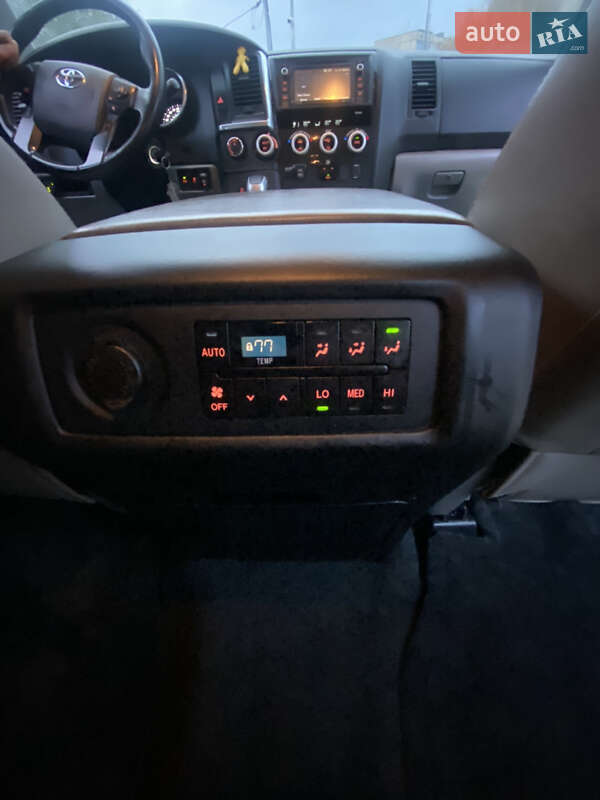 Позашляховик / Кросовер Toyota Sequoia 2017 в Кривому Розі