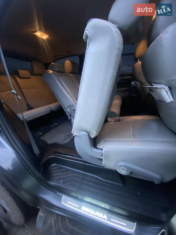Позашляховик / Кросовер Toyota Sequoia 2017 в Кривому Розі