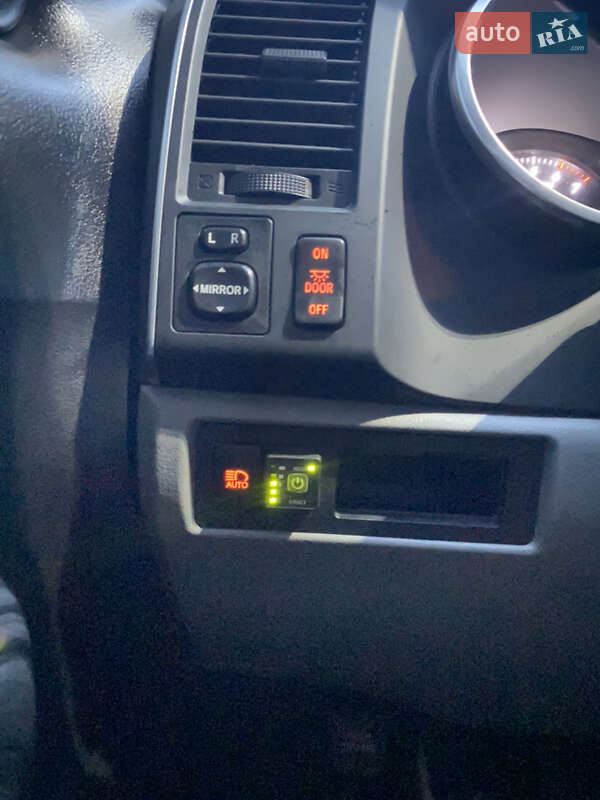 Позашляховик / Кросовер Toyota Sequoia 2017 в Кривому Розі