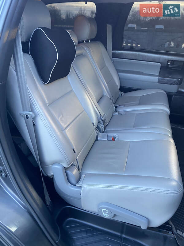 Позашляховик / Кросовер Toyota Sequoia 2017 в Кривому Розі