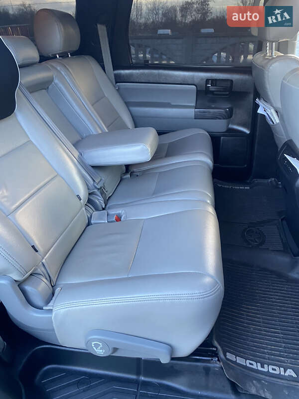 Позашляховик / Кросовер Toyota Sequoia 2017 в Кривому Розі