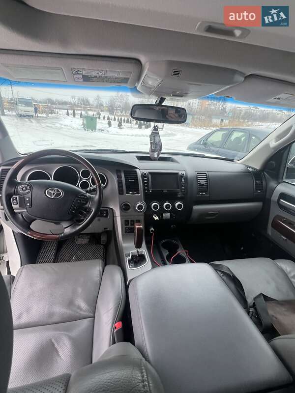 Позашляховик / Кросовер Toyota Sequoia 2013 в Умані