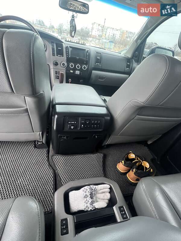 Позашляховик / Кросовер Toyota Sequoia 2013 в Умані