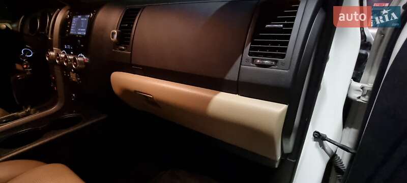 Позашляховик / Кросовер Toyota Sequoia 2016 в Києві фото 9 Позашляховик / Кросовер Toyota Sequoia 2016 в Києві
