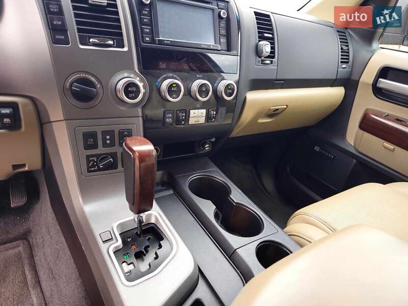 Позашляховик / Кросовер Toyota Sequoia 2016 в Києві фото 23 Позашляховик / Кросовер Toyota Sequoia 2016 в Києві