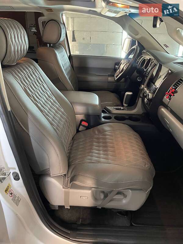 Позашляховик / Кросовер Toyota Sequoia 2017 в Броварах
