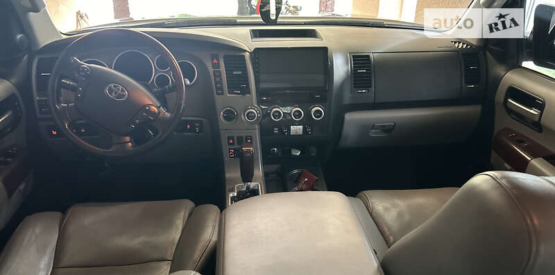Позашляховик / Кросовер Toyota Sequoia 2013 в Верховині