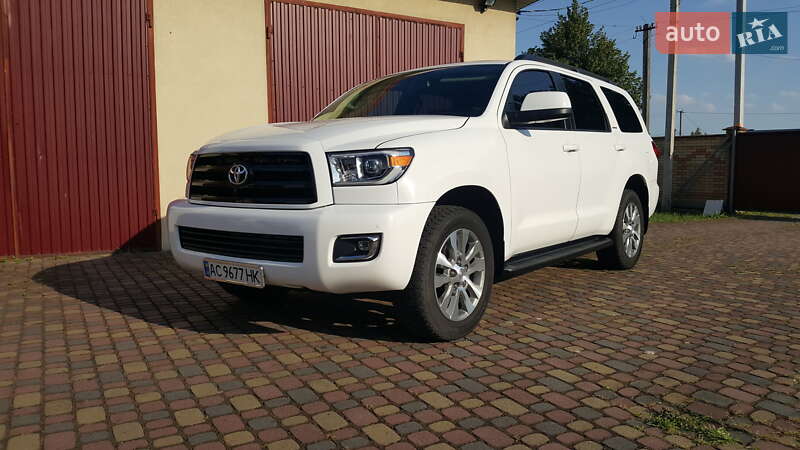 Внедорожник / Кроссовер Toyota Sequoia 2017 в Владимире