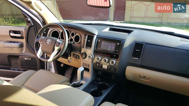 Внедорожник / Кроссовер Toyota Sequoia 2017 в Владимире