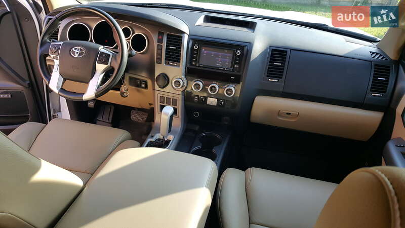 Внедорожник / Кроссовер Toyota Sequoia 2017 в Владимире