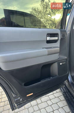 Внедорожник / Кроссовер Toyota Sequoia 2012 в 