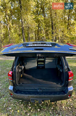 Внедорожник / Кроссовер Toyota Sequoia 2012 в 