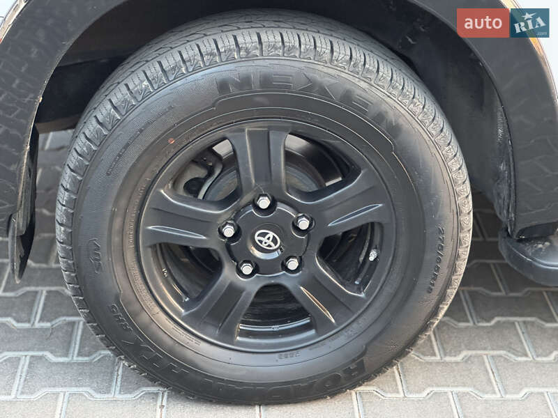 Позашляховик / Кросовер Toyota Sequoia 2017 в Рівному