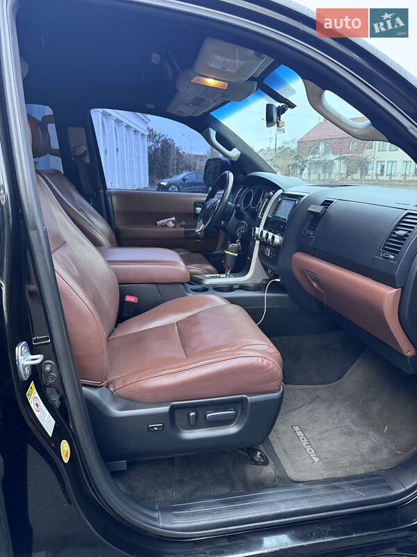 Позашляховик / Кросовер Toyota Sequoia 2015 в Ужгороді