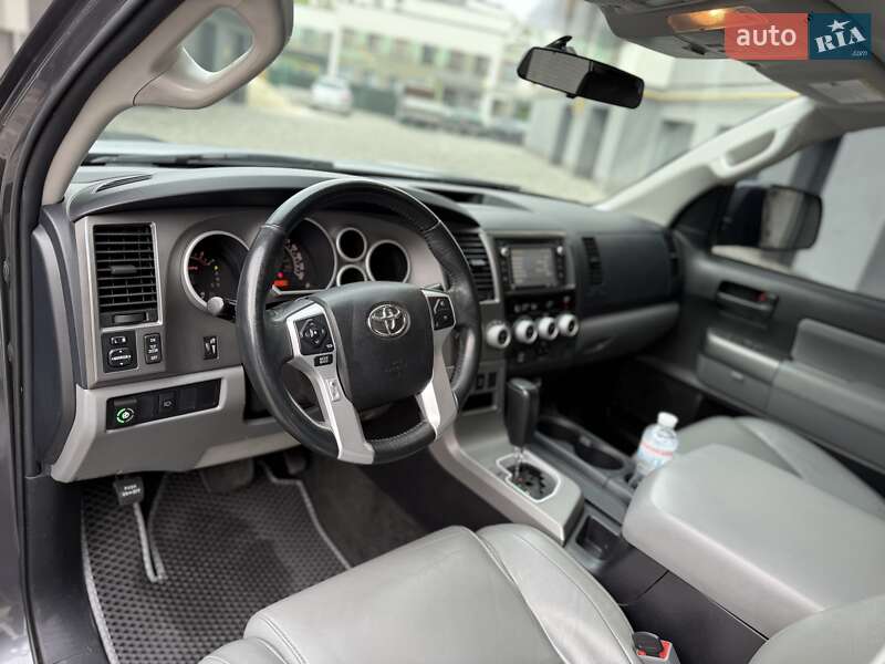 Внедорожник / Кроссовер Toyota Sequoia 2015 в Ивано-Франковске