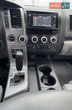 Позашляховик / Кросовер Toyota Sequoia 2014 в 