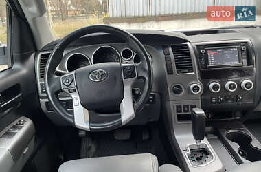 Позашляховик / Кросовер Toyota Sequoia 2014 в 