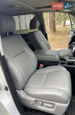 Позашляховик / Кросовер Toyota Sequoia 2014 в 