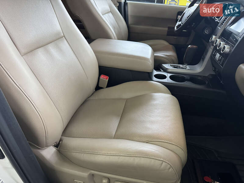 Позашляховик / Кросовер Toyota Sequoia 2013 в Києві