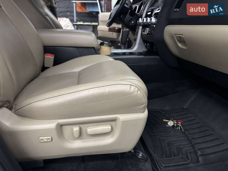 Позашляховик / Кросовер Toyota Sequoia 2013 в Києві