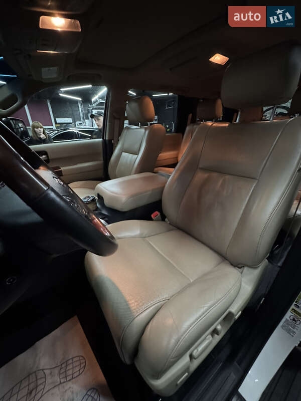 Позашляховик / Кросовер Toyota Sequoia 2013 в Києві