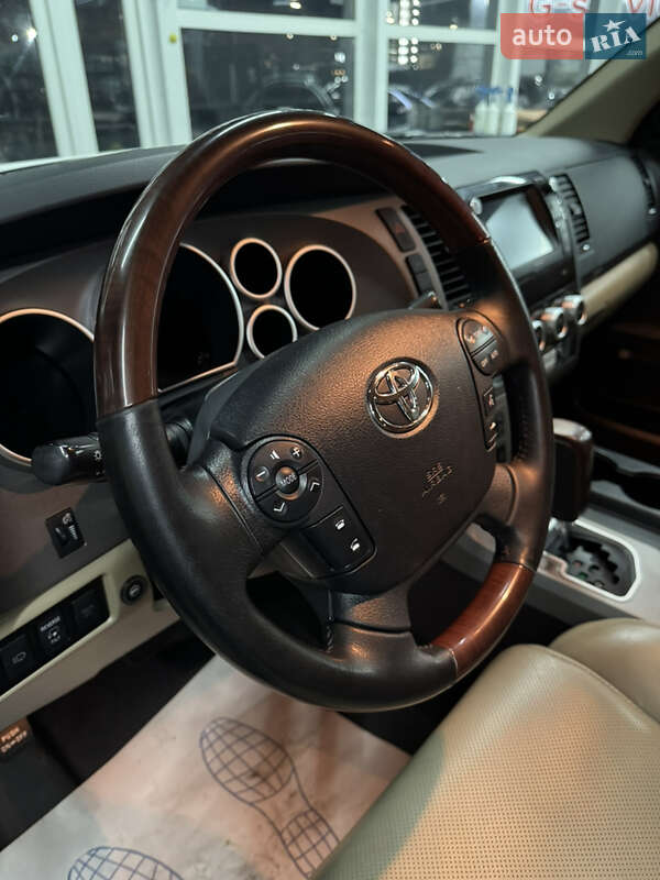 Позашляховик / Кросовер Toyota Sequoia 2013 в Києві