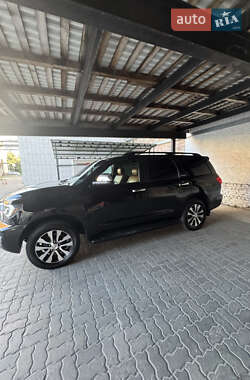 Позашляховик / Кросовер Toyota Sequoia 2015 в 