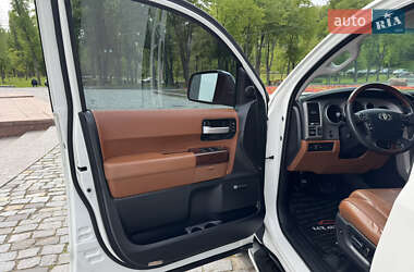 Позашляховик / Кросовер Toyota Sequoia 2011 в 