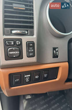 Позашляховик / Кросовер Toyota Sequoia 2011 в 